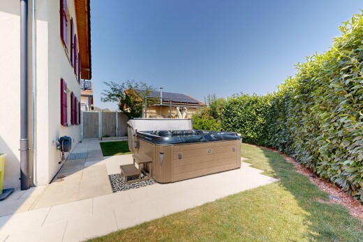 terrasse avec from property, bain à remous, day time, terrasse, et clôture