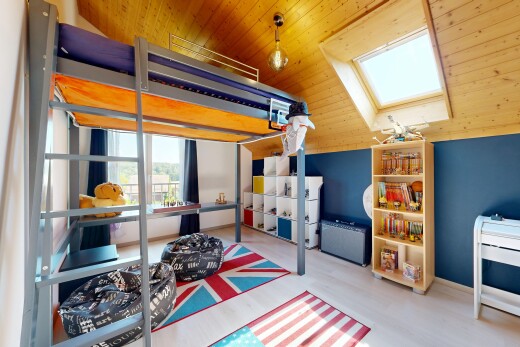 chambre avec plafond en bois, wood ceiling, plafond voûté, vaulted ceiling, et sol en finition bois
