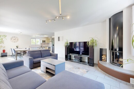 salon / salle à manger avec éclairage sur rail, drywall, cloison sèche, télévision, et tile floor
