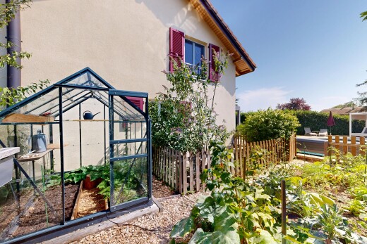 jardin avec serre, clôture, structure extérieure, property visible, et day time