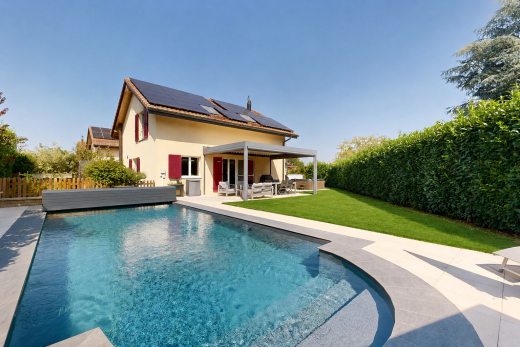 piscine avec piscine, panneaux solaires, terrasse, clôture, et from property