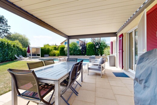 terrasse avec coin repas extérieur, terrasse, piscine, day time, et from property