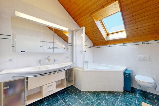 salle de bains avec salle de bain complète, wood ceiling, plafond en bois, tile wall, et mur en carrelage