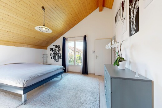 chambre avec high end ceiling, plafond voûté, vaulted ceiling, éclairage suspendu, et cloison sèche