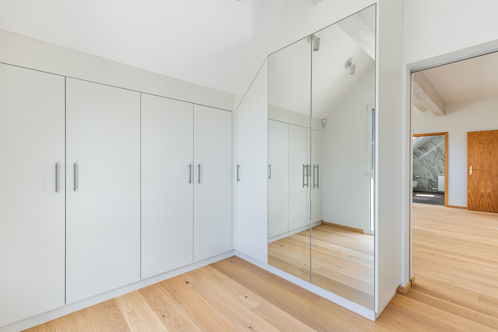 chambre avec inside property, sol en finition bois, wood finish floor, light floor, et plafond à poutres