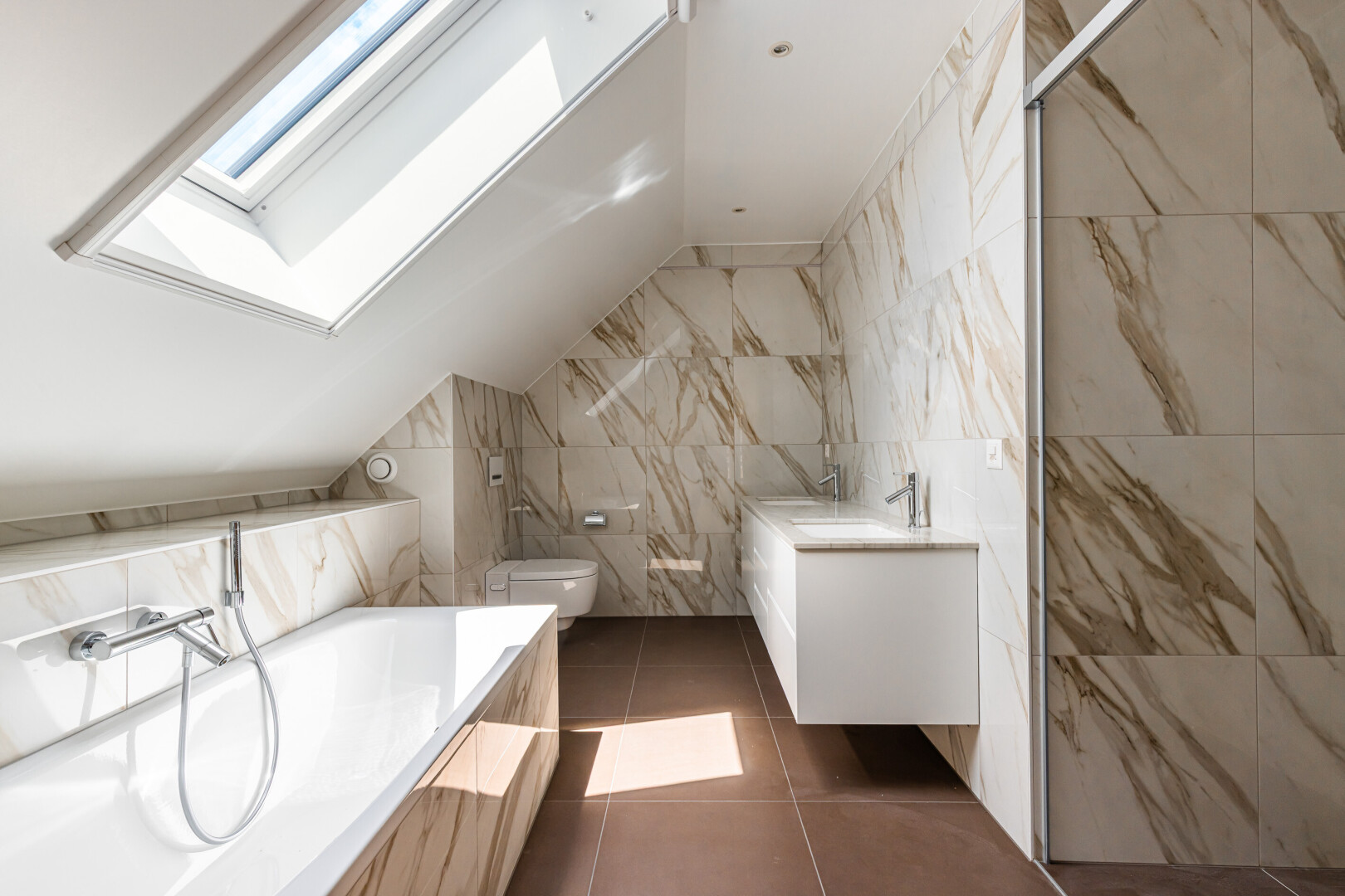 salle de bains avec bain, salle de bain complète, mur en carrelage, tile wall, et lavabo (ou coiffeuse selon le contexte)