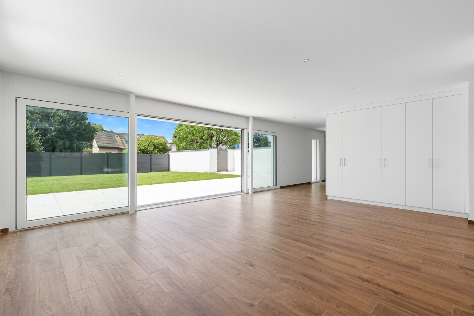pièce vide avec day time, inside property, sol en finition bois, wood finish floor, et lumière naturelle