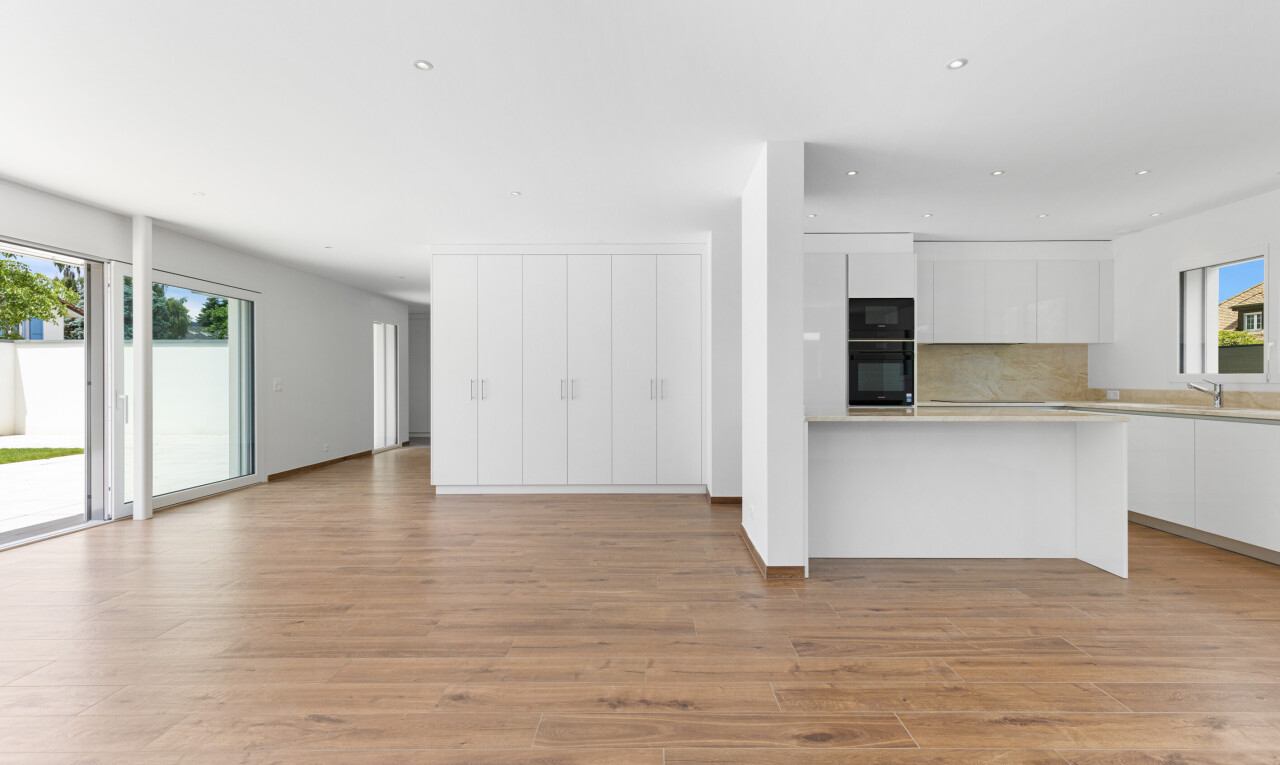 pièce vide avec lumière naturelle, natural light, cloison sèche, drywall, et sol en finition bois