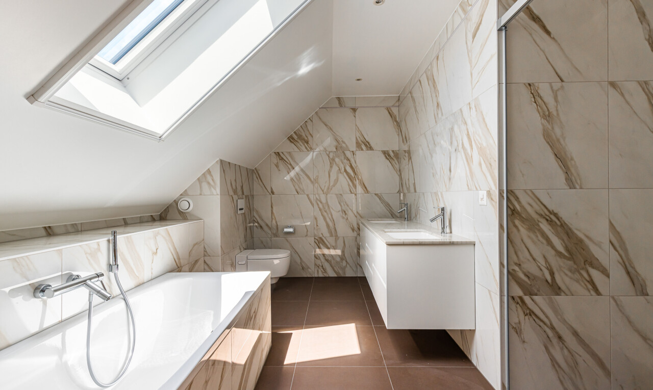 salle de bains avec bain, salle de bain complète, mur en carrelage, tile wall, et lavabo (ou coiffeuse selon le contexte)