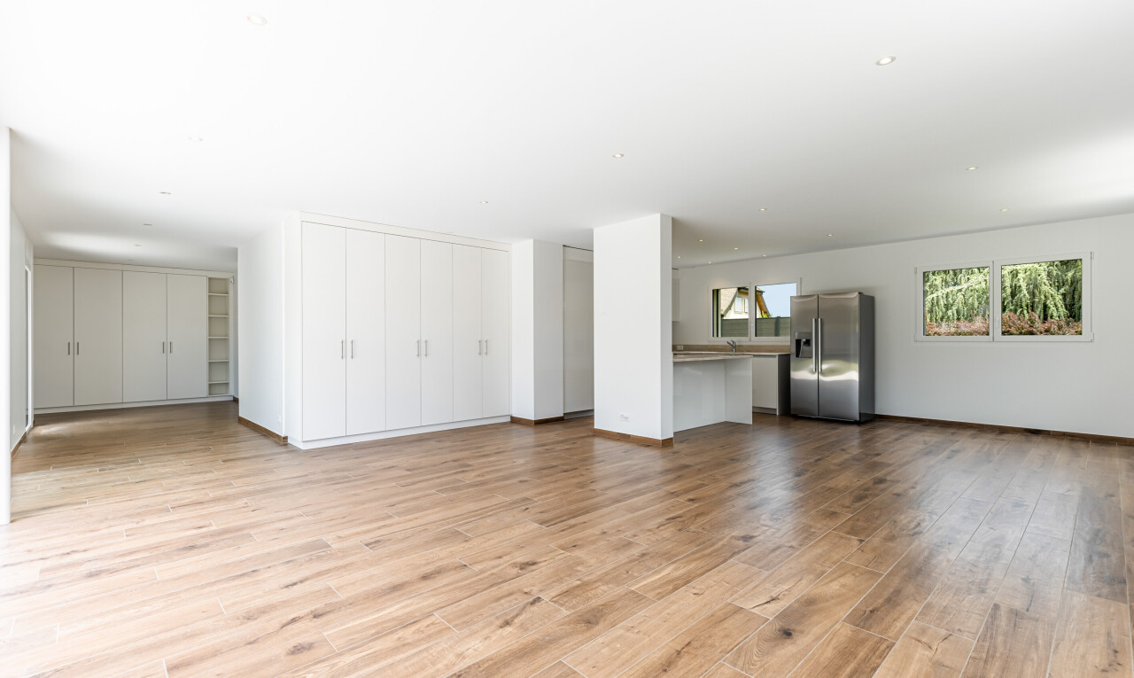 pièce vide avec lumière naturelle, natural light, inside property, sol en finition bois, et wood finish floor