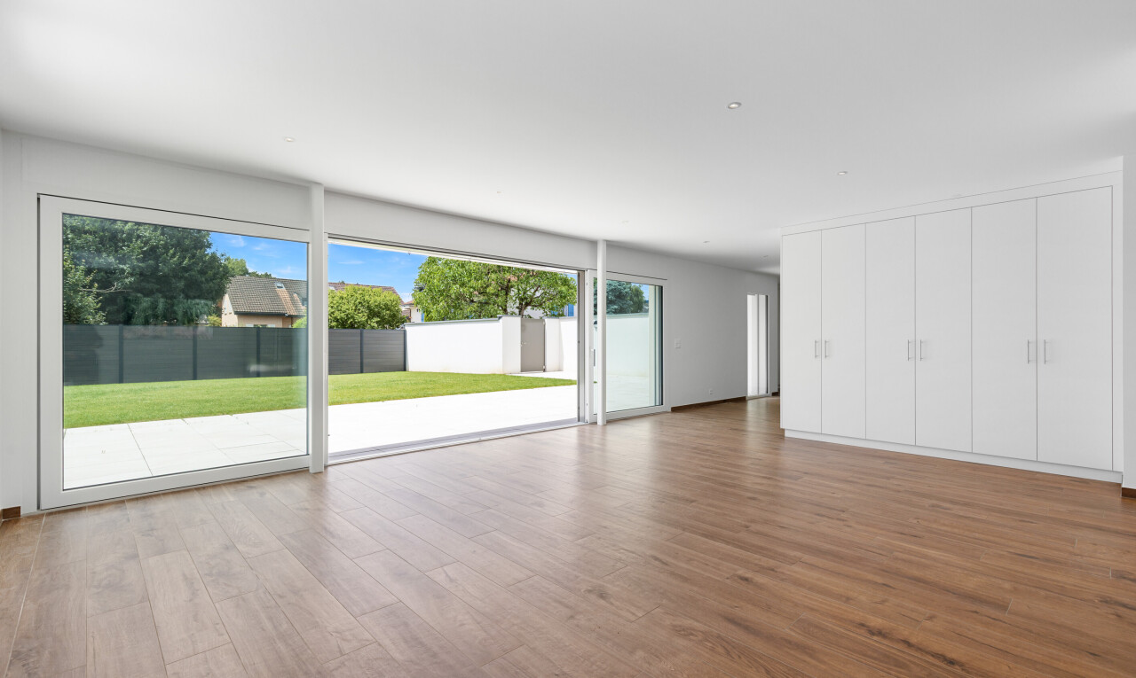leerer raum mit day time, inside property, holzfußboden, wood finish floor, und natürliches licht