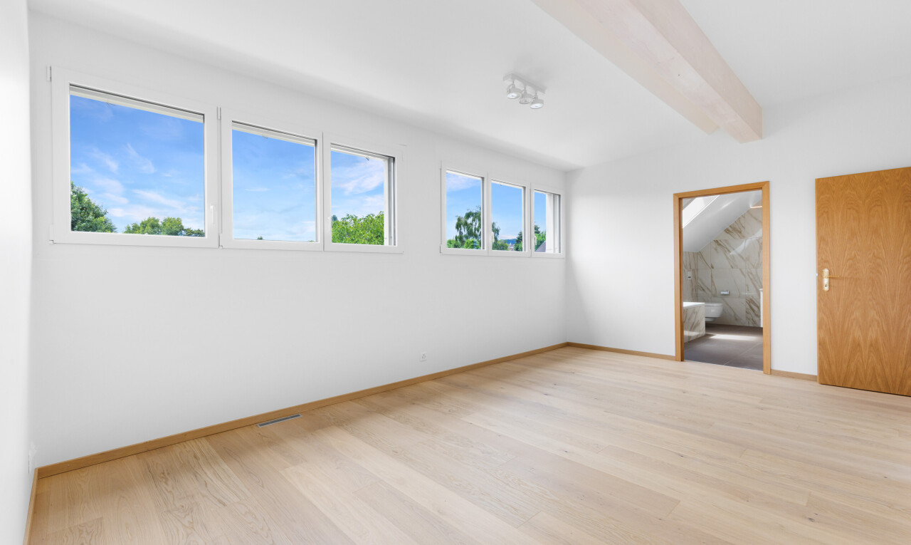 leerer raum mit day time, holzfußboden, wood finish floor, natürliches licht, und natural light