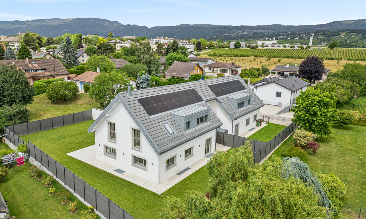 façade avec drone view, panneaux solaires, vue sur la montagne, mountain view, et clôture
