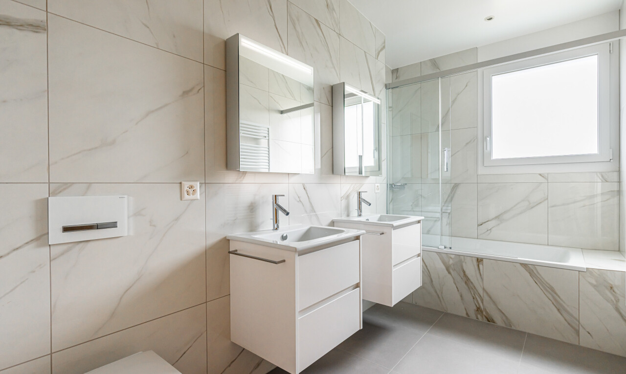 bad mit fliesenwand, tile wall, komplettes badezimmer, zwei einzelne waschtische, und spiegel