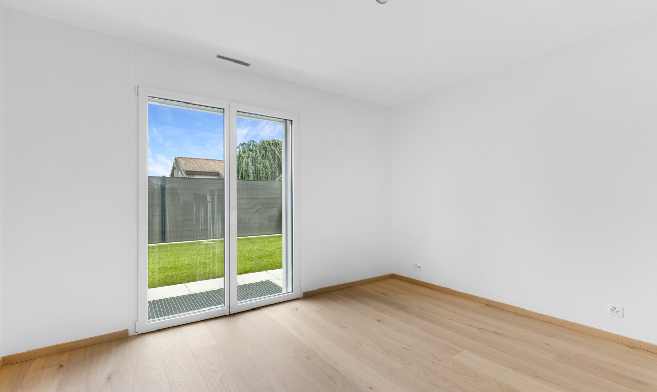 pièce vide avec day time, cloison sèche, drywall, lumière naturelle, et natural light