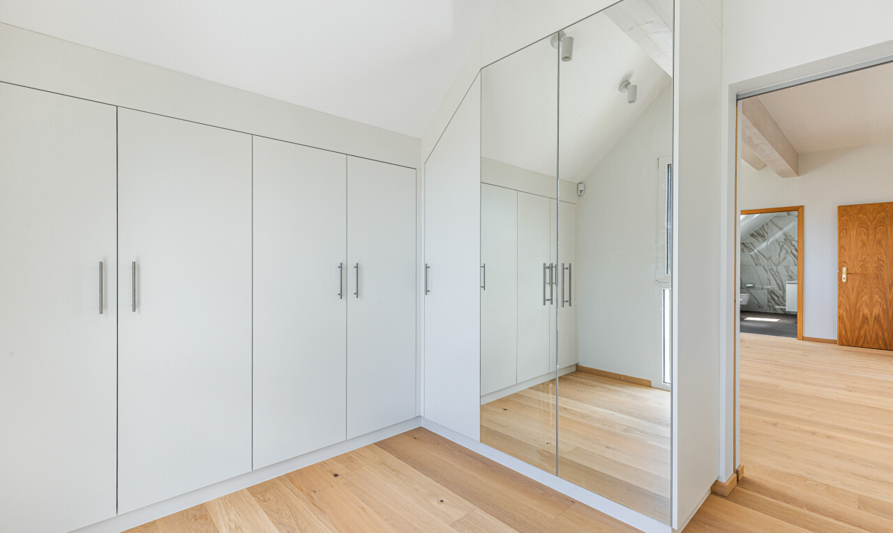 chambre avec inside property, sol en finition bois, wood finish floor, light floor, et plafond à poutres