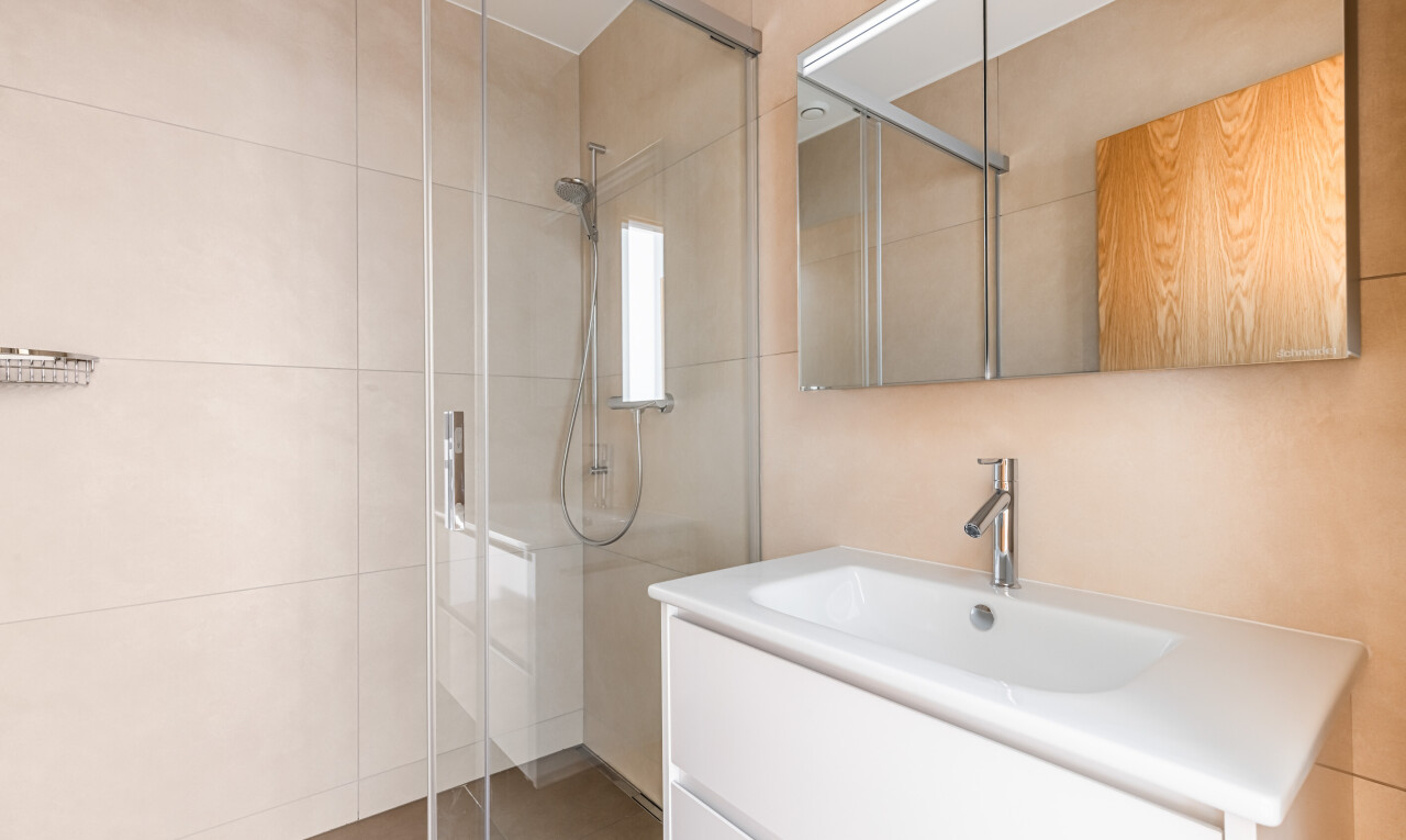 salle de bains avec miroir, douche, lavabo (ou coiffeuse selon le contexte), salle de bain complète, et évier