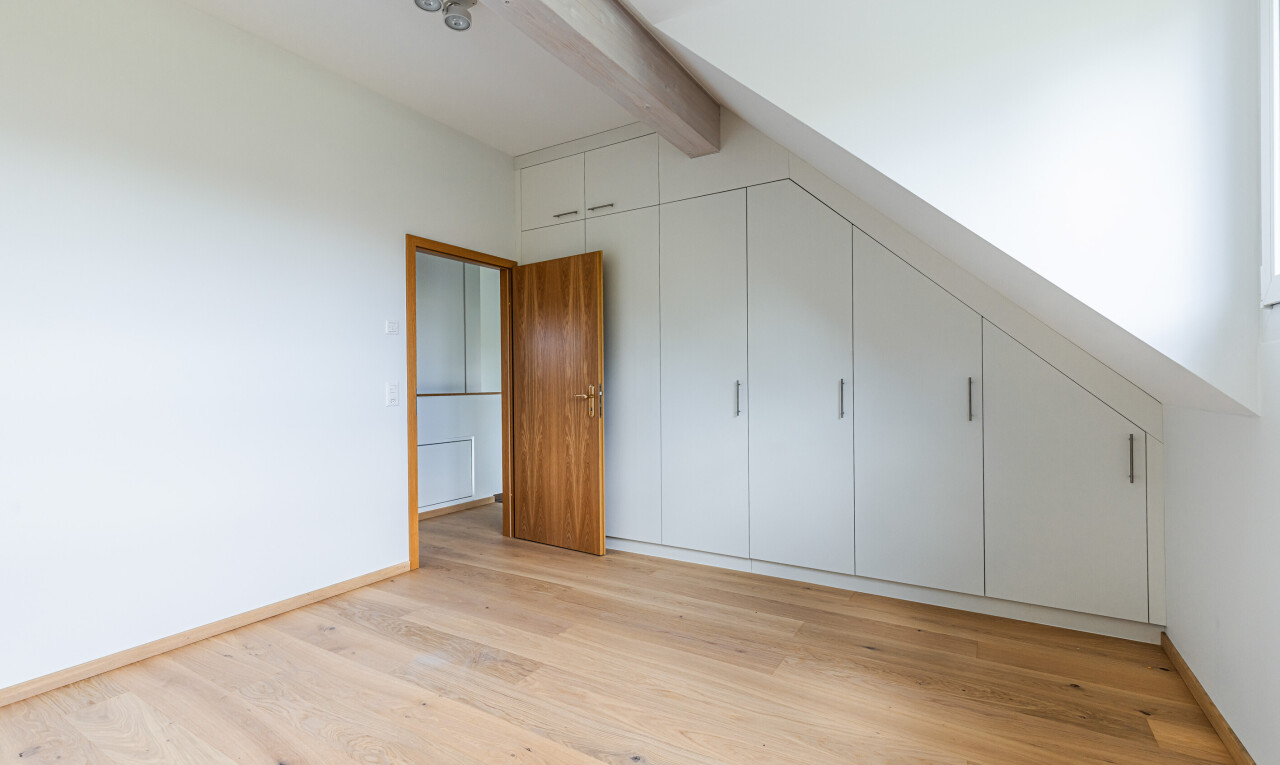 leerer raum mit light floor, gipskartonwand, drywall, holzfußboden, und wood finish floor