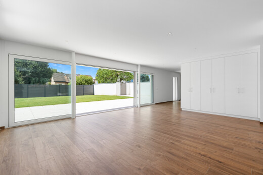 pièce vide avec day time, inside property, sol en finition bois, wood finish floor, et lumière naturelle