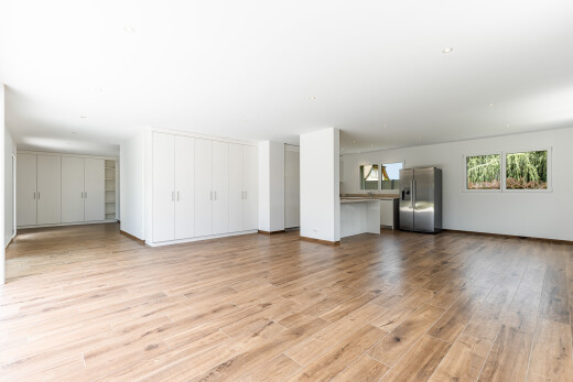 pièce vide avec lumière naturelle, natural light, inside property, sol en finition bois, et wood finish floor
