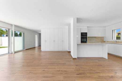 pièce vide avec lumière naturelle, natural light, cloison sèche, drywall, et sol en finition bois