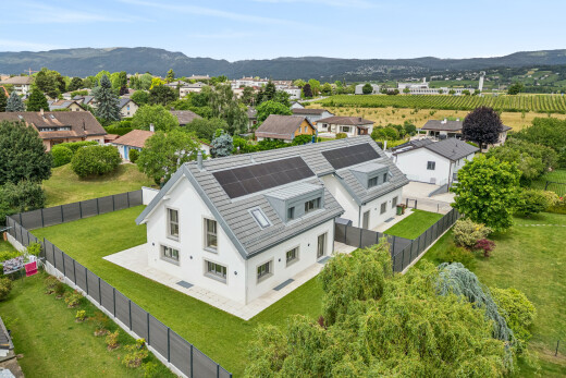 façade avec drone view, panneaux solaires, vue sur la montagne, mountain view, et clôture