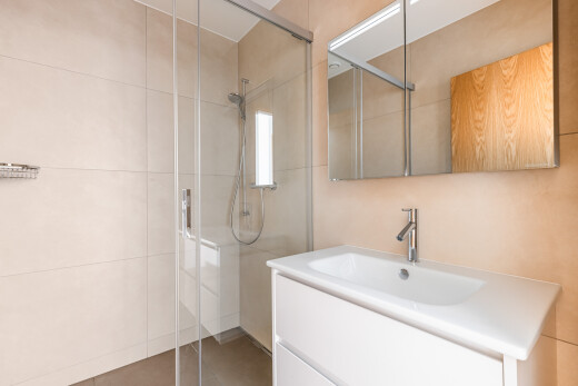 salle de bains avec miroir, douche, lavabo (ou coiffeuse selon le contexte), salle de bain complète, et évier