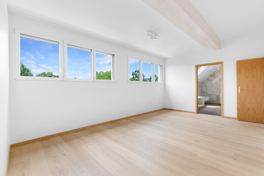 pièce vide avec day time, sol en finition bois, wood finish floor, lumière naturelle, et natural light