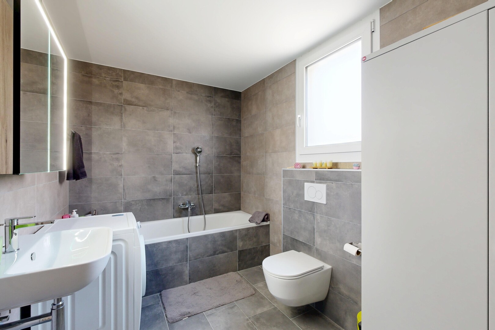 bad mit komplettes badezimmer, fliesenwand, tile wall, inside property, und bad