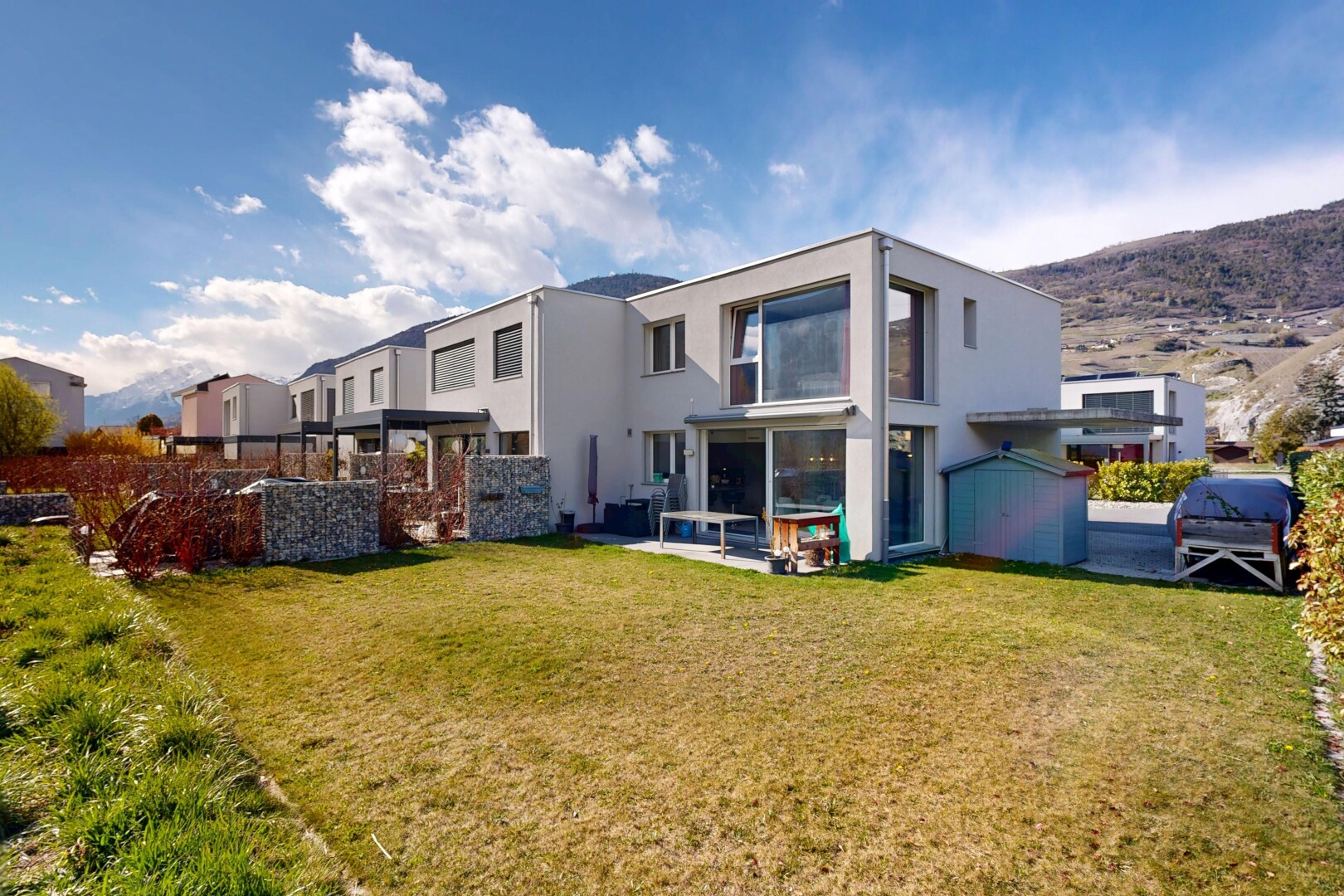 außenansicht mit terrasse, stuckverkleidung, day time, rasen, und schuppen