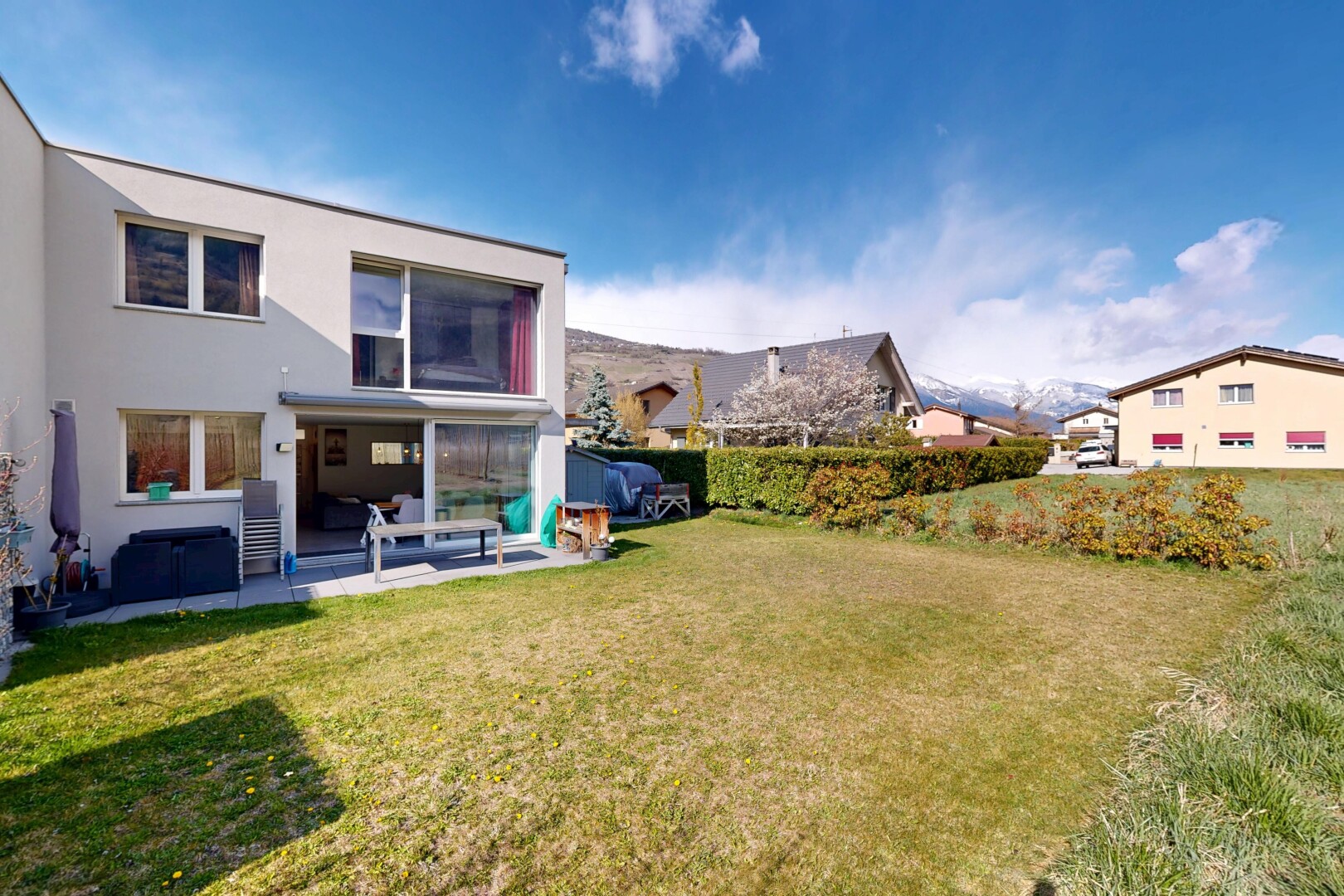 außenansicht mit rasen, day time, stuckverkleidung, terrasse, und zaun