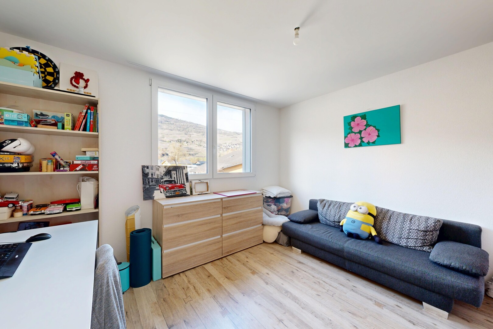 wohnzimmer mit wood finish floor, holzfußboden, drywall, gipskartonwand, und natural light