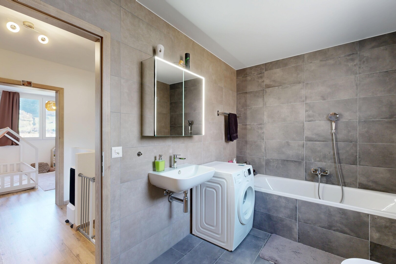 bad mit fliesenwand, tile wall, spiegel, bad, und komplettes badezimmer