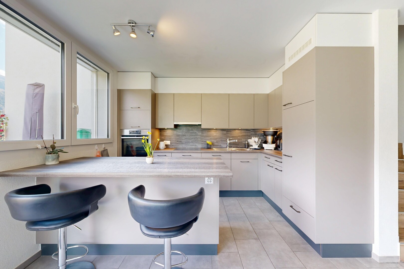 küche mit kitchen peninsula, küchentheke, kitchen bar, küchenbar, und light countertops