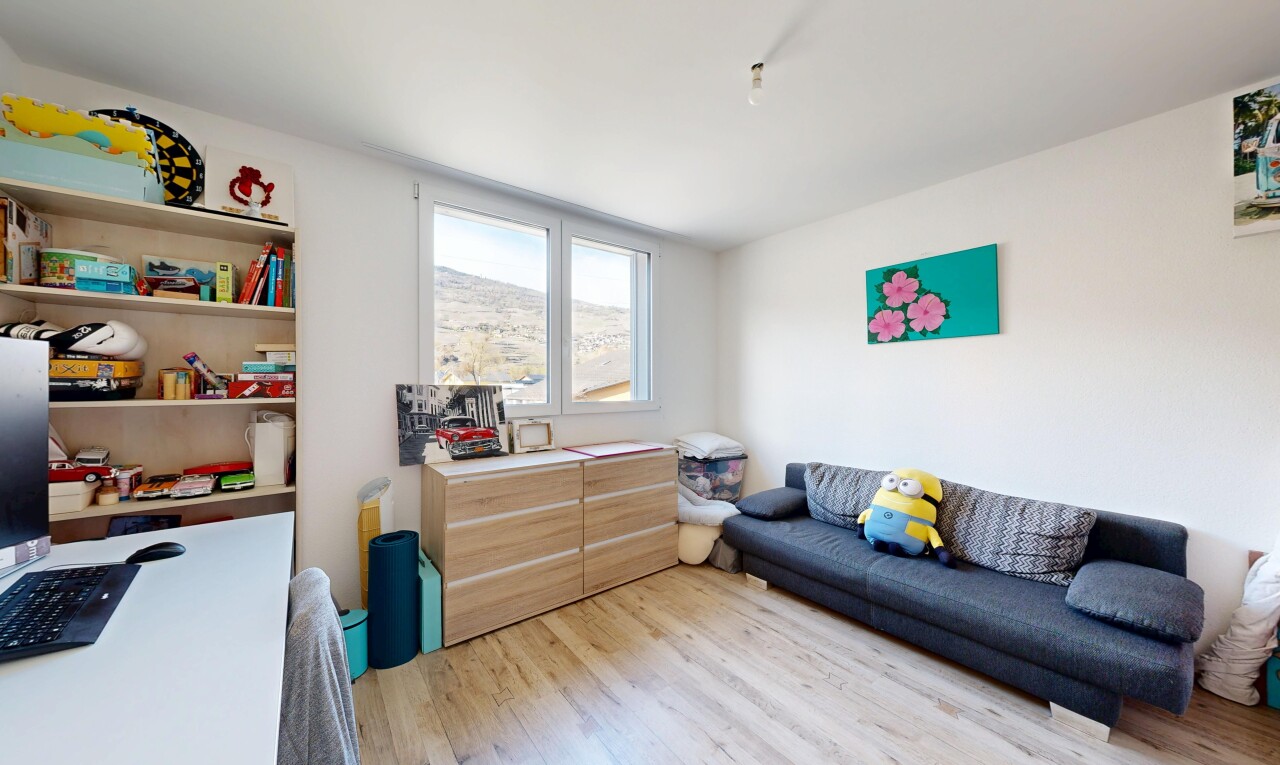 wohnzimmer mit wood finish floor, holzfußboden, drywall, gipskartonwand, und natural light