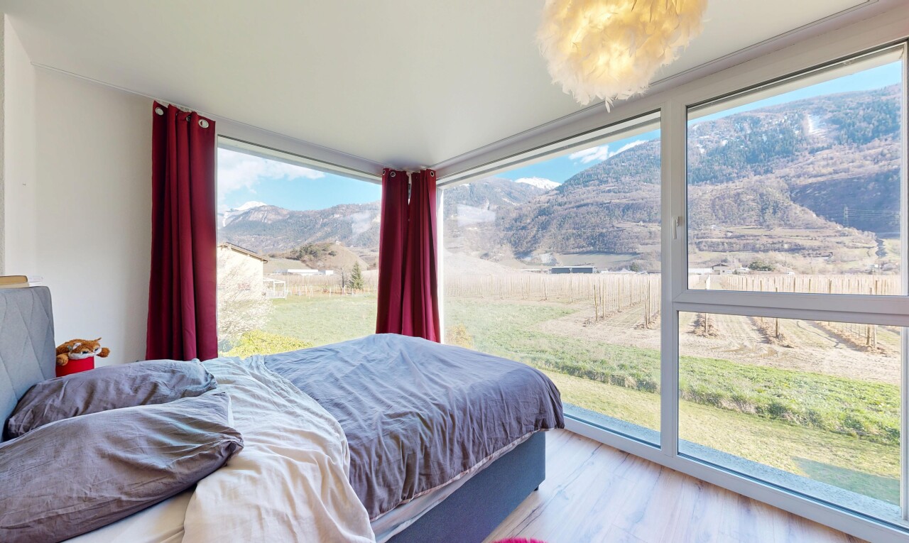 zimmer / schlafzimmer mit inside property, blick auf die berge, mountain view, day time, und natürliches licht