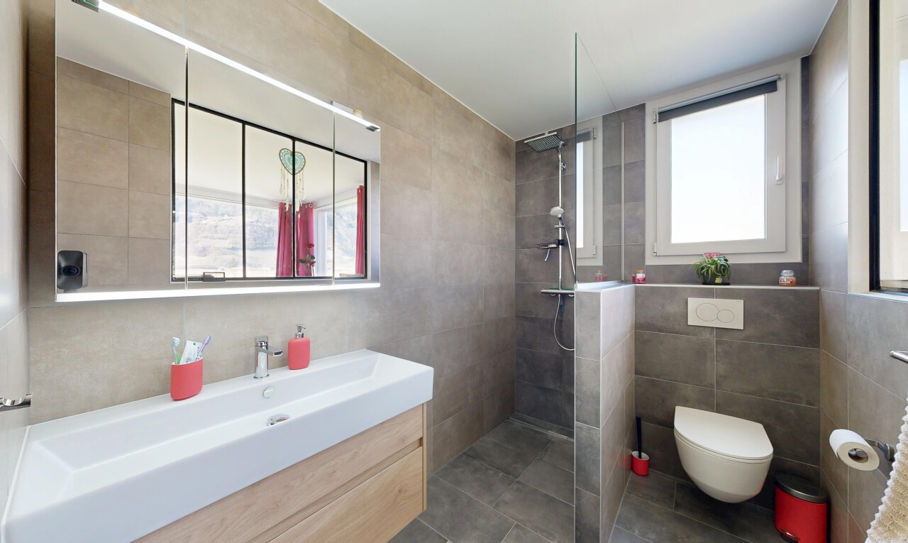 bad mit fliesenwand, tile wall, dusche, komplettes badezimmer, und inside property