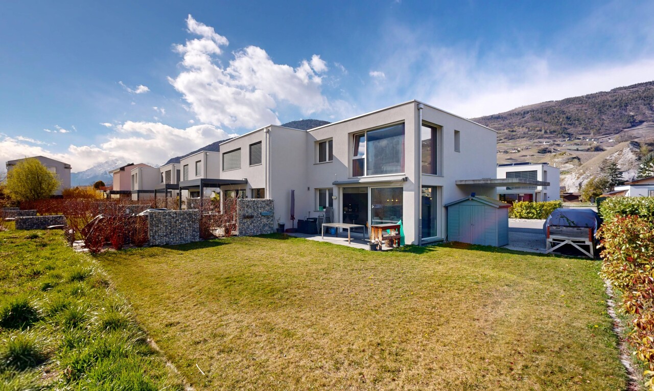 außenansicht mit terrasse, stuckverkleidung, day time, rasen, und schuppen