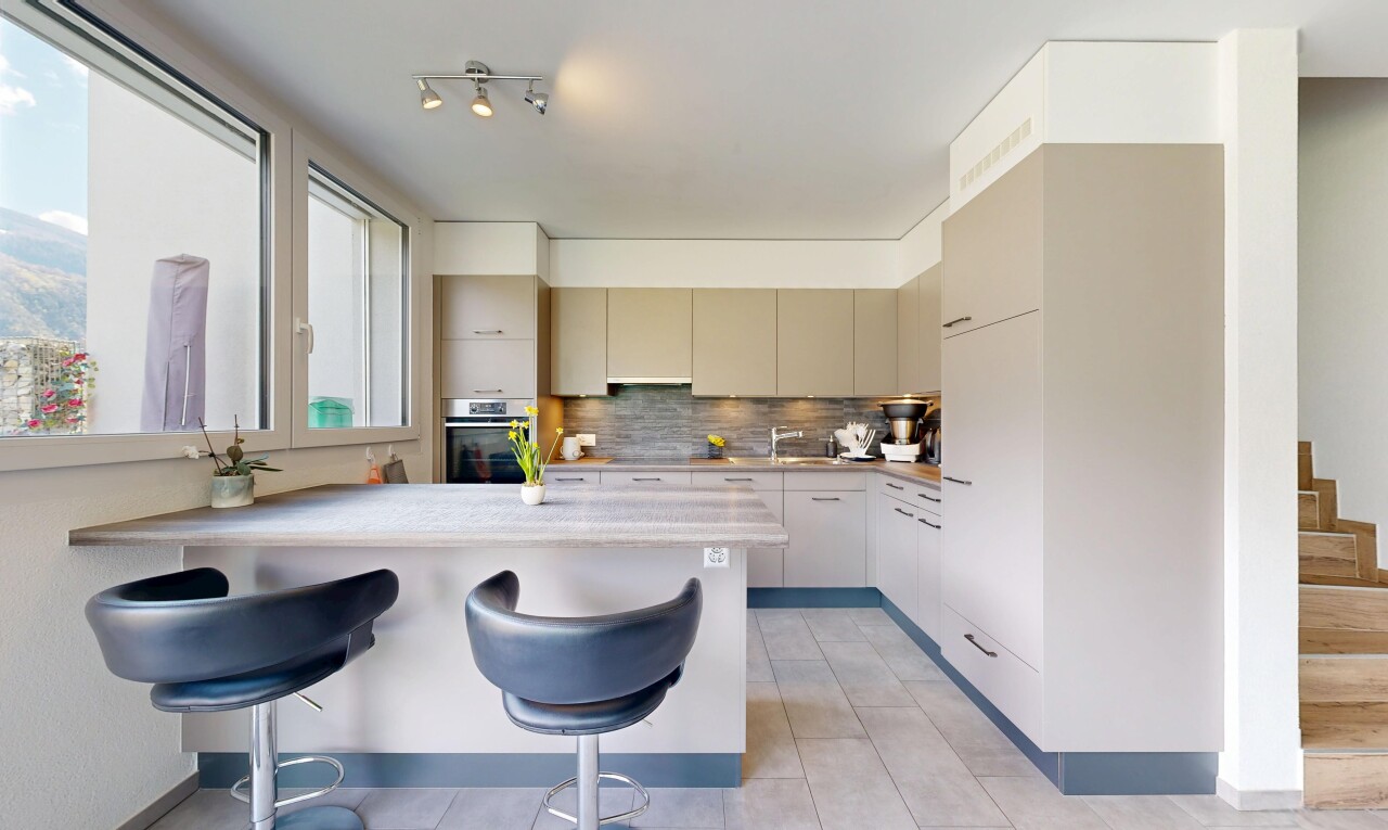 küche mit kitchen peninsula, küchentheke, kitchen bar, küchenbar, und light countertops