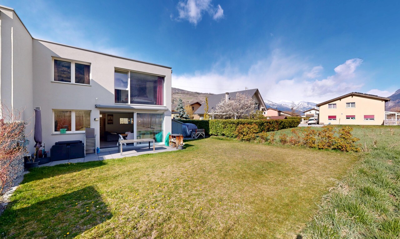 außenansicht mit rasen, day time, stuckverkleidung, terrasse, und zaun