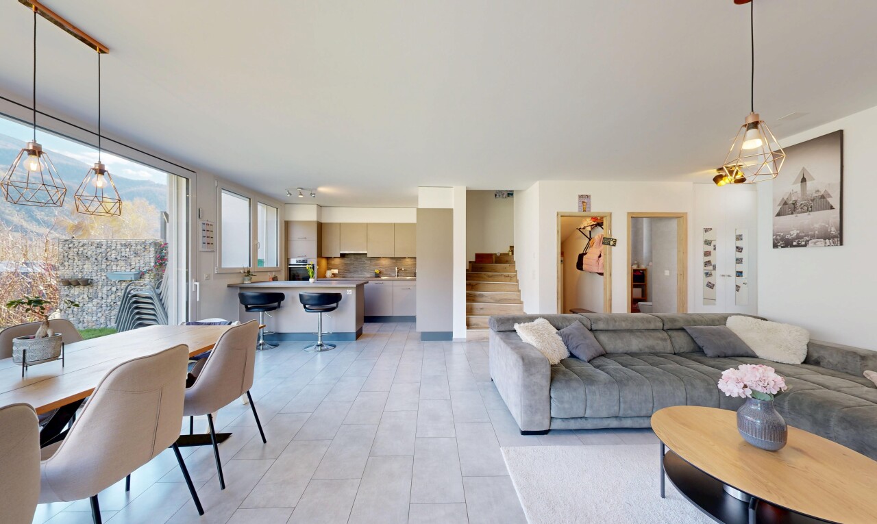 wohn- / esszimmer mit inside property, treppen, light floor, gipskartonwand, und drywall