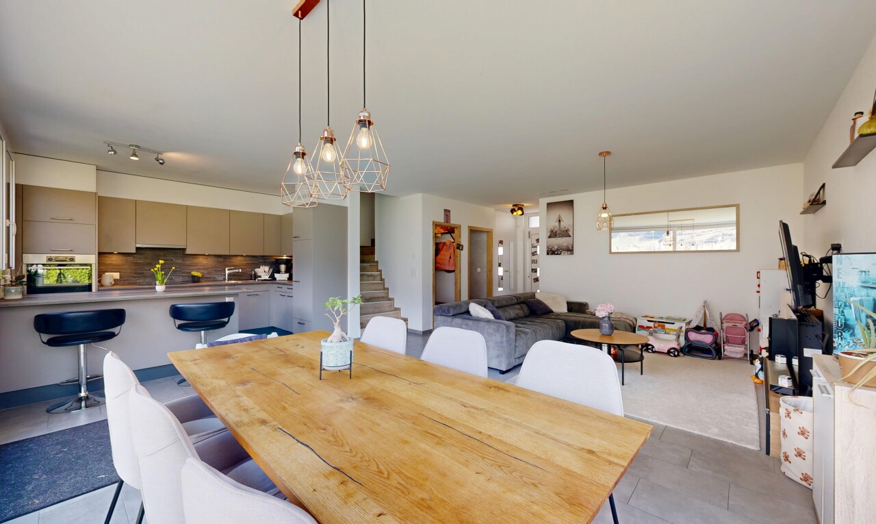wohn- / esszimmer mit inside property, treppen, drywall, gipskartonwand, und light floor