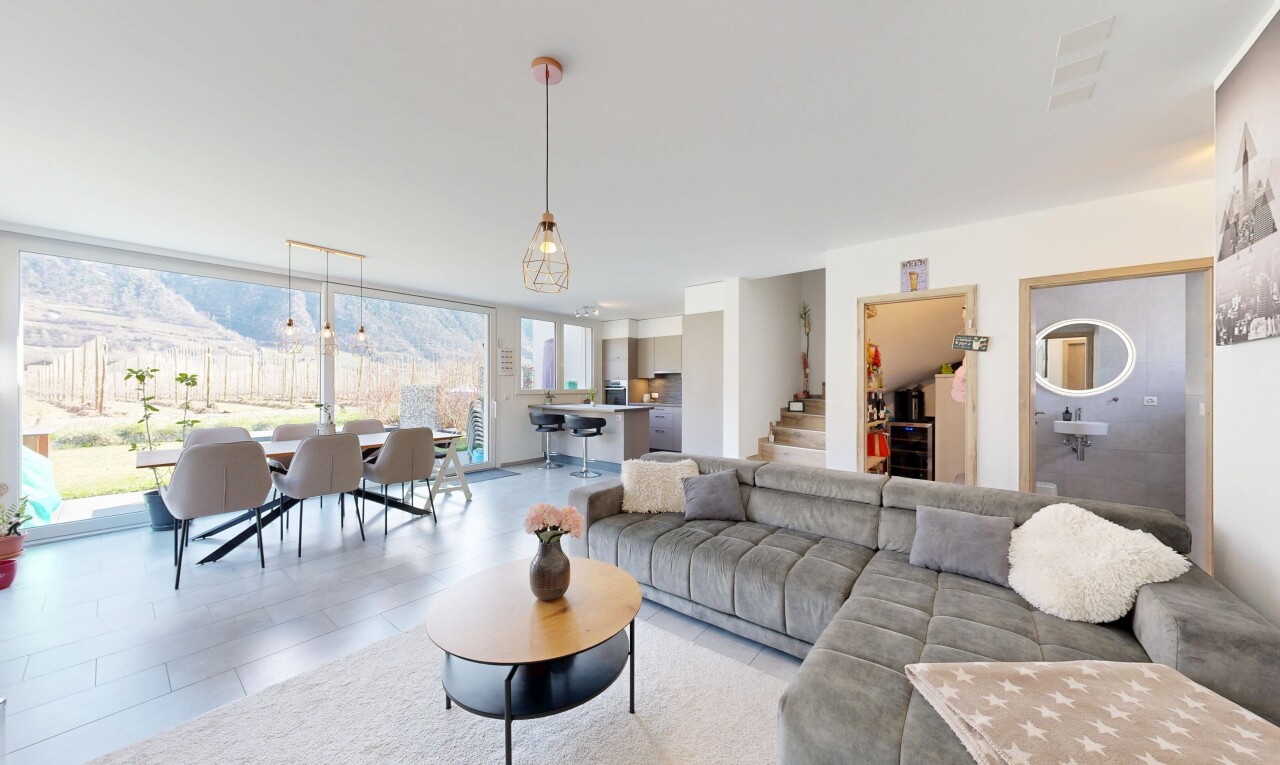 wohn- / esszimmer mit blick auf die berge, mountain view, bodendeckenfenster, floor ceiling windows, und natürliches licht