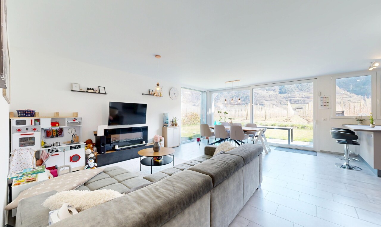 wohn- / esszimmer mit inside property, fernseher, gipskartonwand, drywall, und natürliches licht
