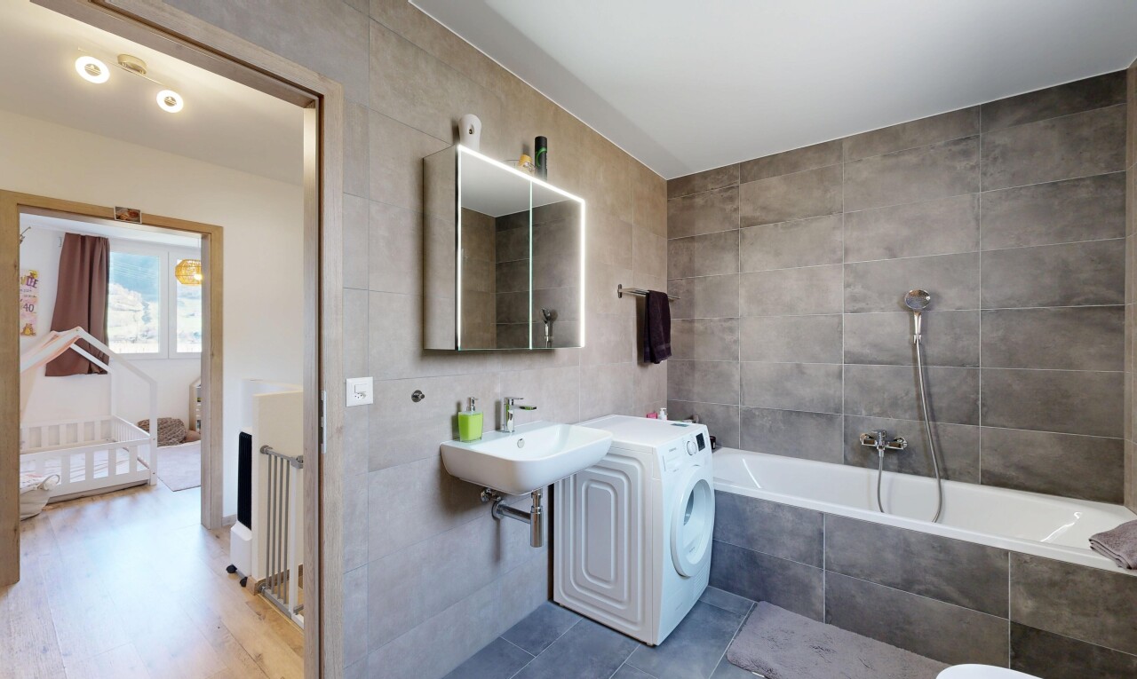 bad mit fliesenwand, tile wall, spiegel, bad, und komplettes badezimmer