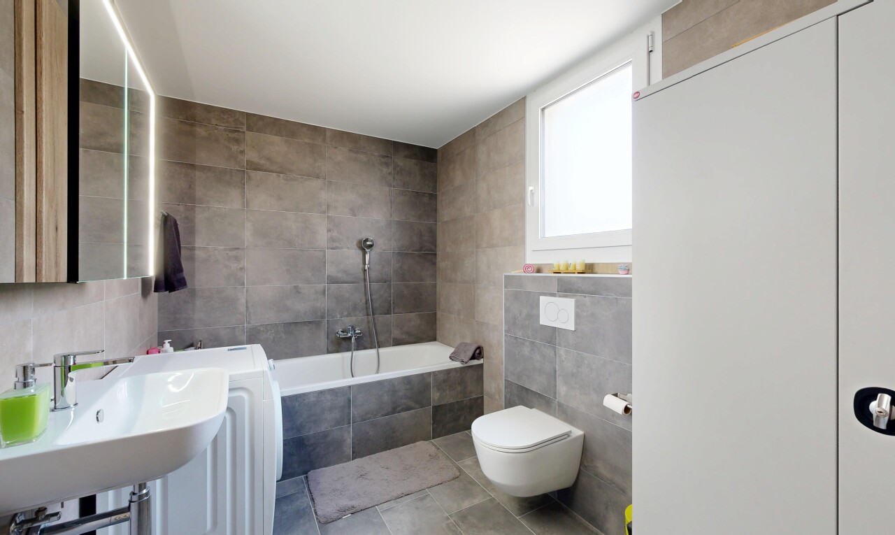bad mit komplettes badezimmer, fliesenwand, tile wall, inside property, und bad
