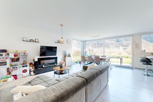 salon / salle à manger avec inside property, télévision, cloison sèche, drywall, et lumière naturelle