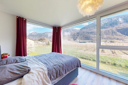 zimmer / schlafzimmer mit inside property, blick auf die berge, mountain view, day time, und natürliches licht