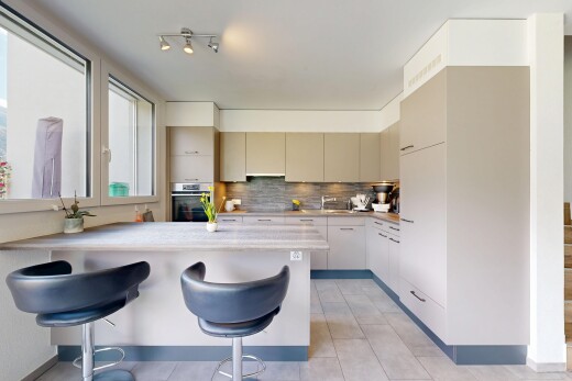 küche mit kitchen peninsula, küchentheke, kitchen bar, küchenbar, und light countertops