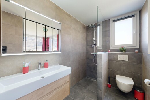 bad mit fliesenwand, tile wall, dusche, komplettes badezimmer, und inside property